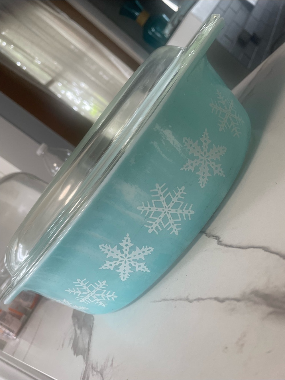 Pyrex Vintage 045 2 1/2 QT Snowflake Casserole W/Glass Lid bit discolored areas
